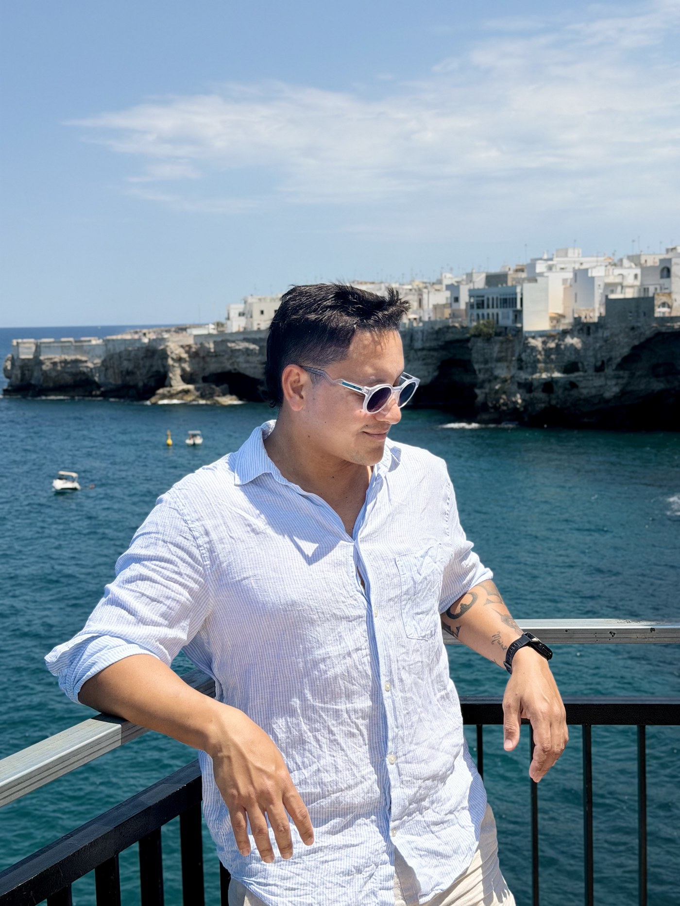 Enrique Yervez frente al mar en Polignano a Mare